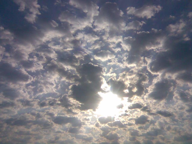 Солнце и вокруг облака