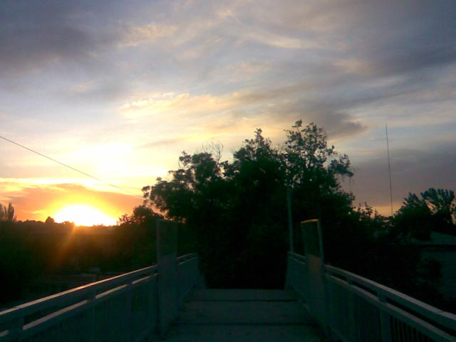Мост  и небо с солнцем