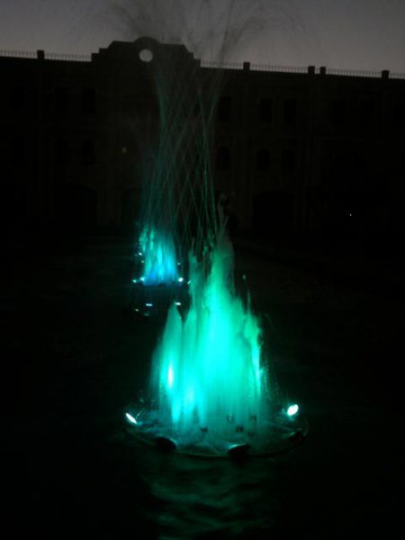 вечерний фонтан с подсветкой 