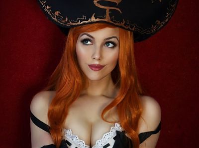 Косплей  девушка в костюме пирата